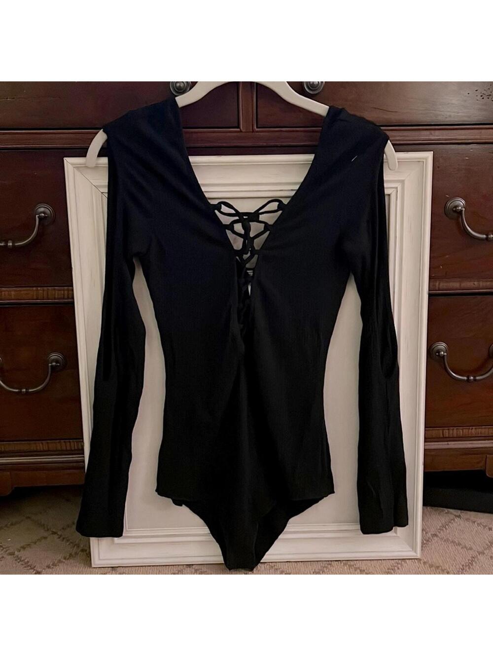Emma and Sam ribbed knit bodysuit w opening skits in arms and tie front S